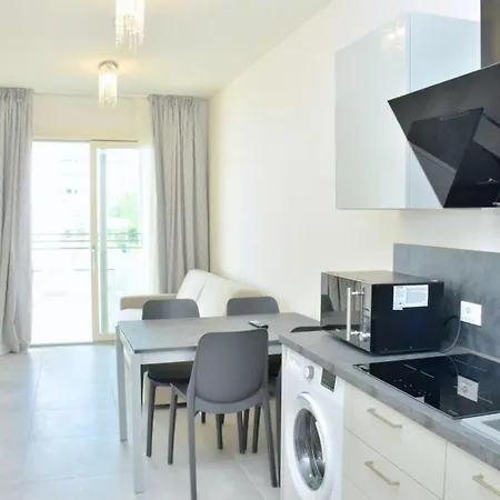 Inviting Calm And Bright Flat Near The 比比翁