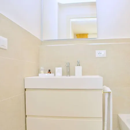 Inviting, Calm And Bright Flat Near The شقة