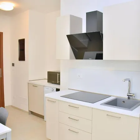 شقة Inviting, Calm And Bright Flat Near The