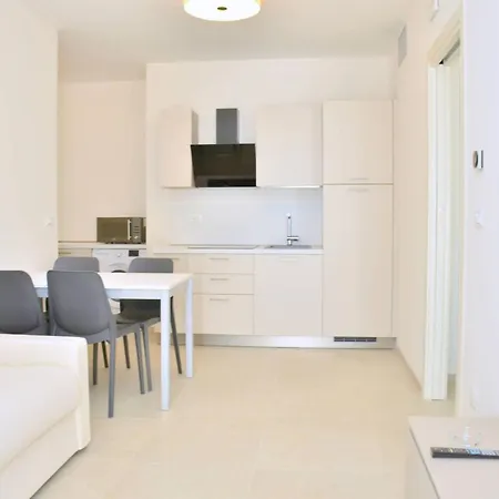 Inviting, Calm And Bright Flat Near The بيبيوني